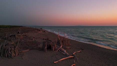 Treibholz-Tipi-An-Der-Strandküste-Bei-Sonnenuntergang-Mit-Dem-Mond