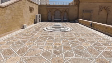 Mausoleum-Von-Mohammed-V.-Hof,-Hassan-Turm,-Rabat,-Marokko-–-Aufklappbare-Enthüllung