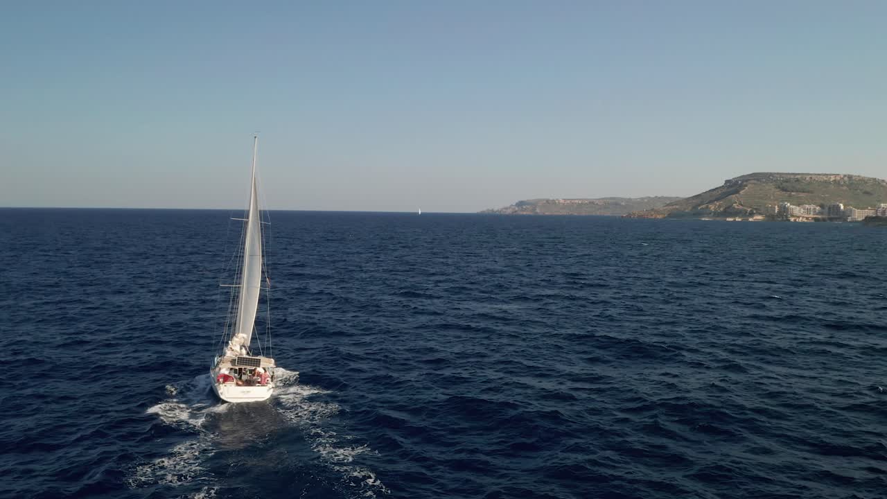 vista aérea de un yate de lujo navegando en medio del mar mediterráneo cerca de la isla de gozo, malta