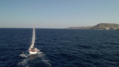 vista aérea de un yate de lujo navegando en medio del mar mediterráneo cerca de la isla de gozo, malta