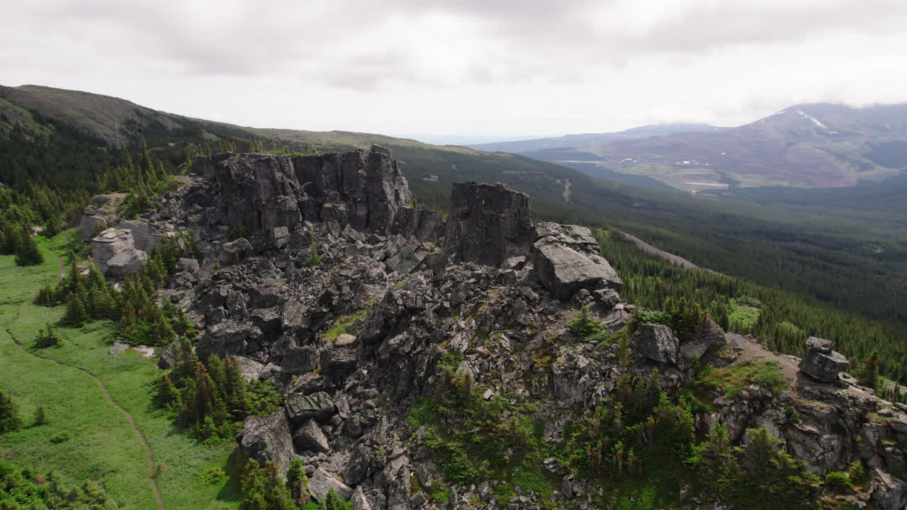 panorámica aérea sobre terreno rocoso accidentado en la ladera de la montaña, desierto remoto