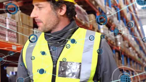 animación de iconos conectados sobre un hombre caucásico saludando a los empleados mientras camina en el almacén.