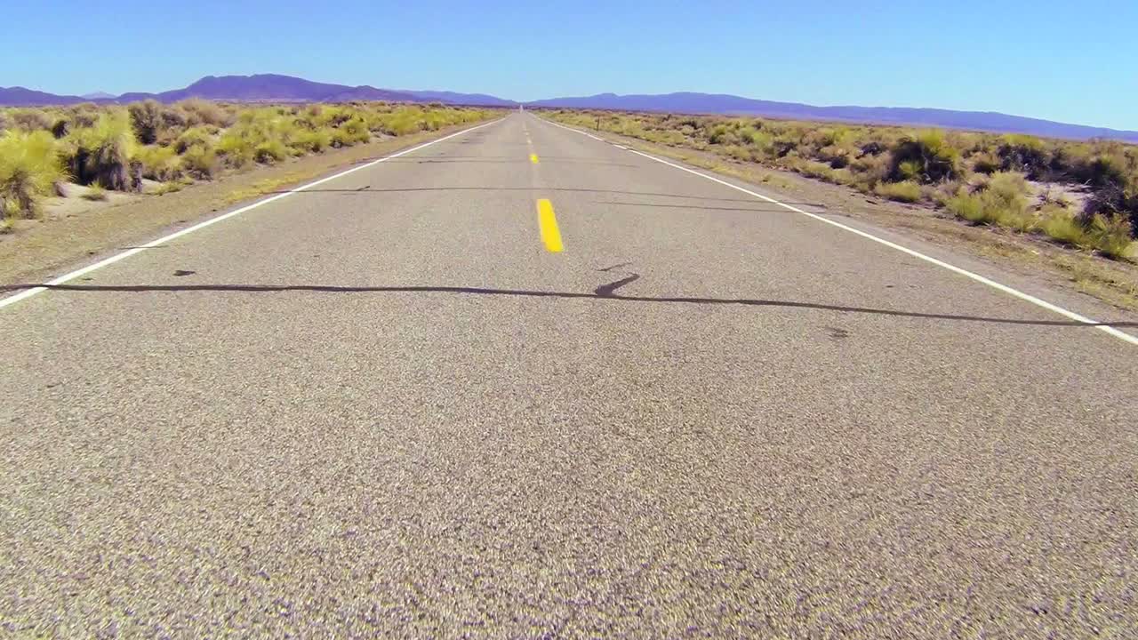 빠른 속도로 운전하는 사막 도로를 따라 pov 샷 2