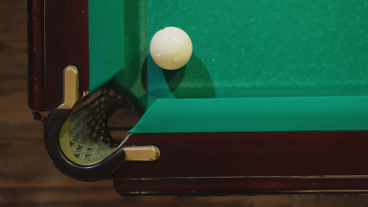 Jugando al billar. Bolas de billar blancas en primer plano sobre una mesa de billar verde, listas para empezar a jugar. Juego ruso, pirámide rusa. Bolas de billar con números en una mesa de billar. Deporte de equipo de billar. Metraje 4K de alta calidad.