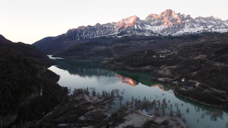 el amanecer sobre un lago de montaña