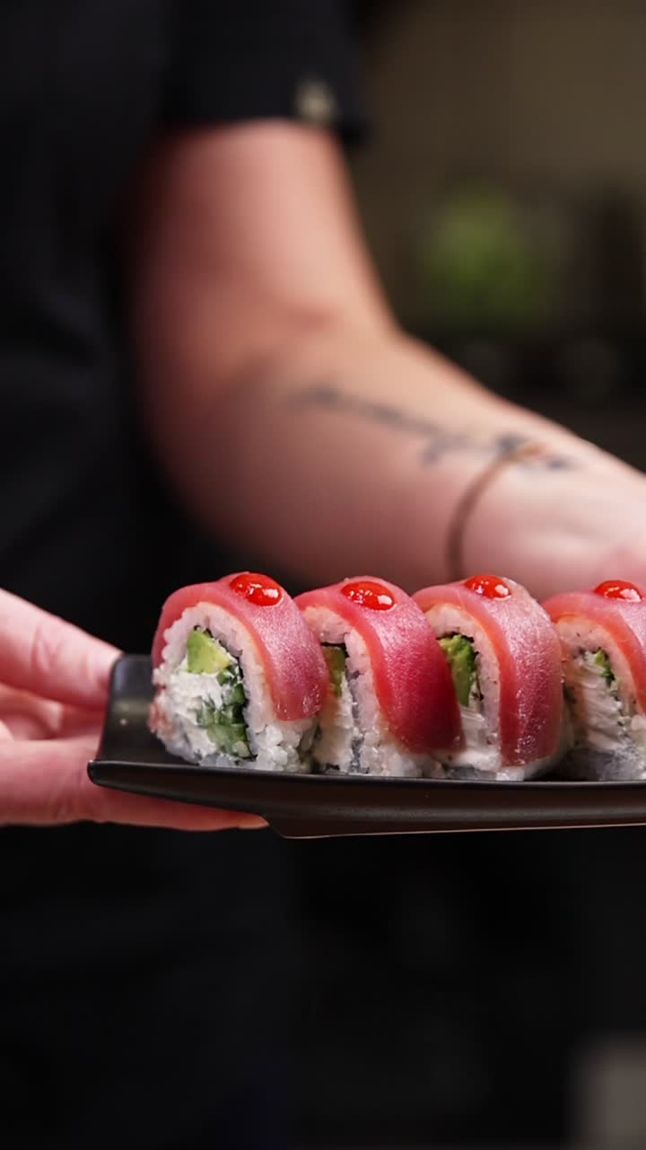 Tuoreita tonnikalasushirullia punaisella täytteellä tarjoiltuna