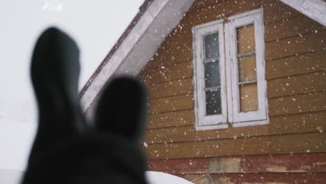 Schnee-Fällt-In-Das-Holzhaus-Während-Eines-Blizzards-In-Gulmarg,-Indien