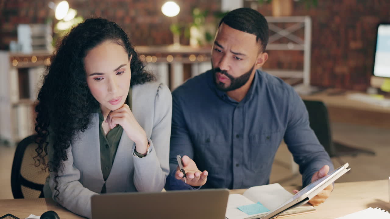 trabajo en equipo, computadora portátil y gente de negocios en discusión