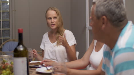 conversación animada durante la cena familiar