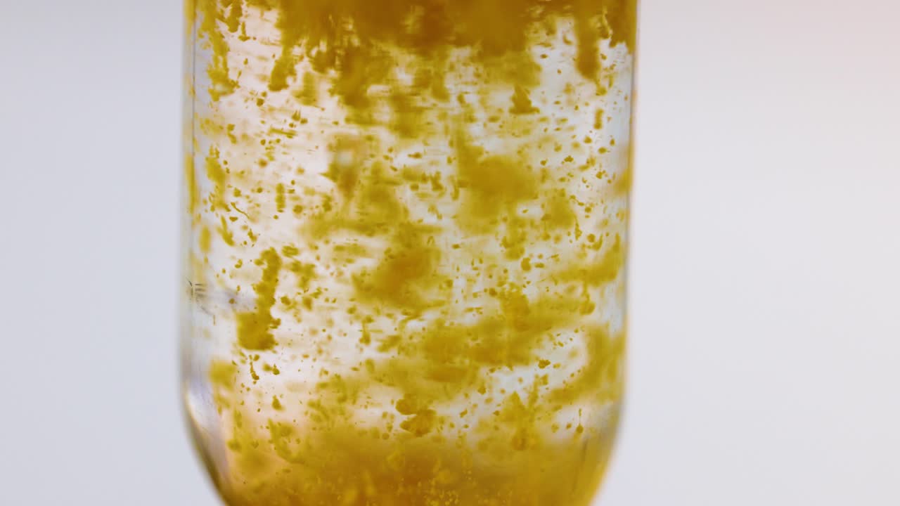 reacción química en un tubo de ensayo