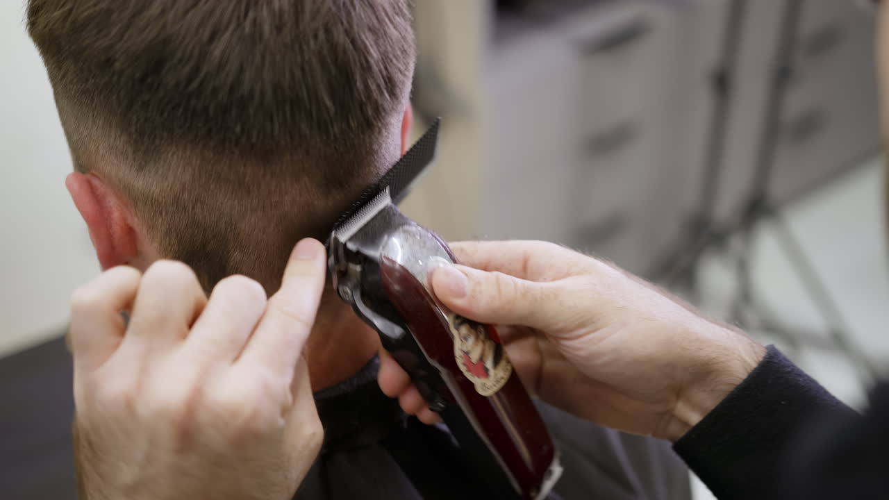 un hombre se corta el cabello en la barbería.