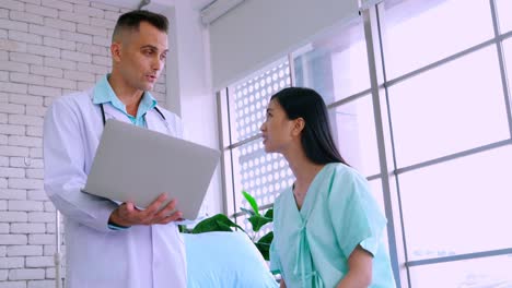 médico en uniforme profesional examinando al paciente en el hospital