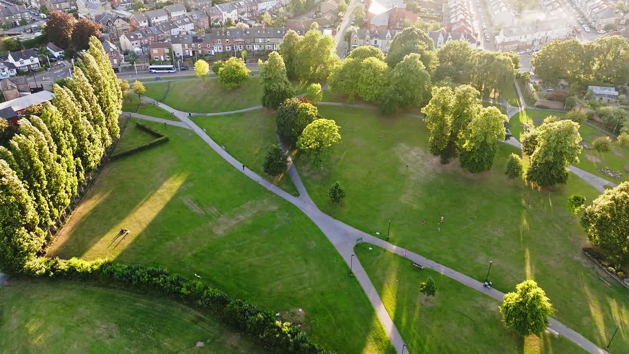Splendido parco cittadino verde di Hillsborough tra aree residenziali nella città inglese di Sheffield illuminato da un sole al tramonto.