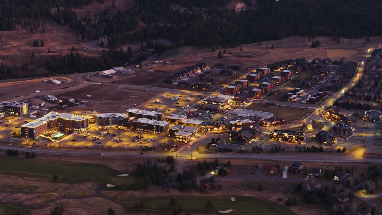 야간 드론 촬영 빅 스카이, 몬태나 바쁜 시내