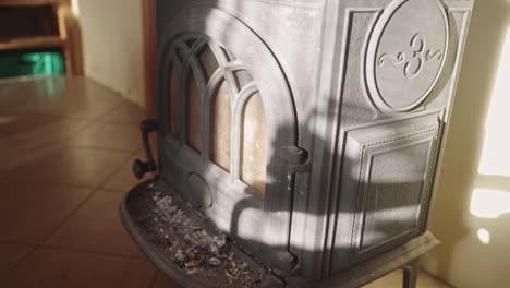 el fuerte encanto de la vieja estufa de carbón, testimonio de durabilidad y artesanía