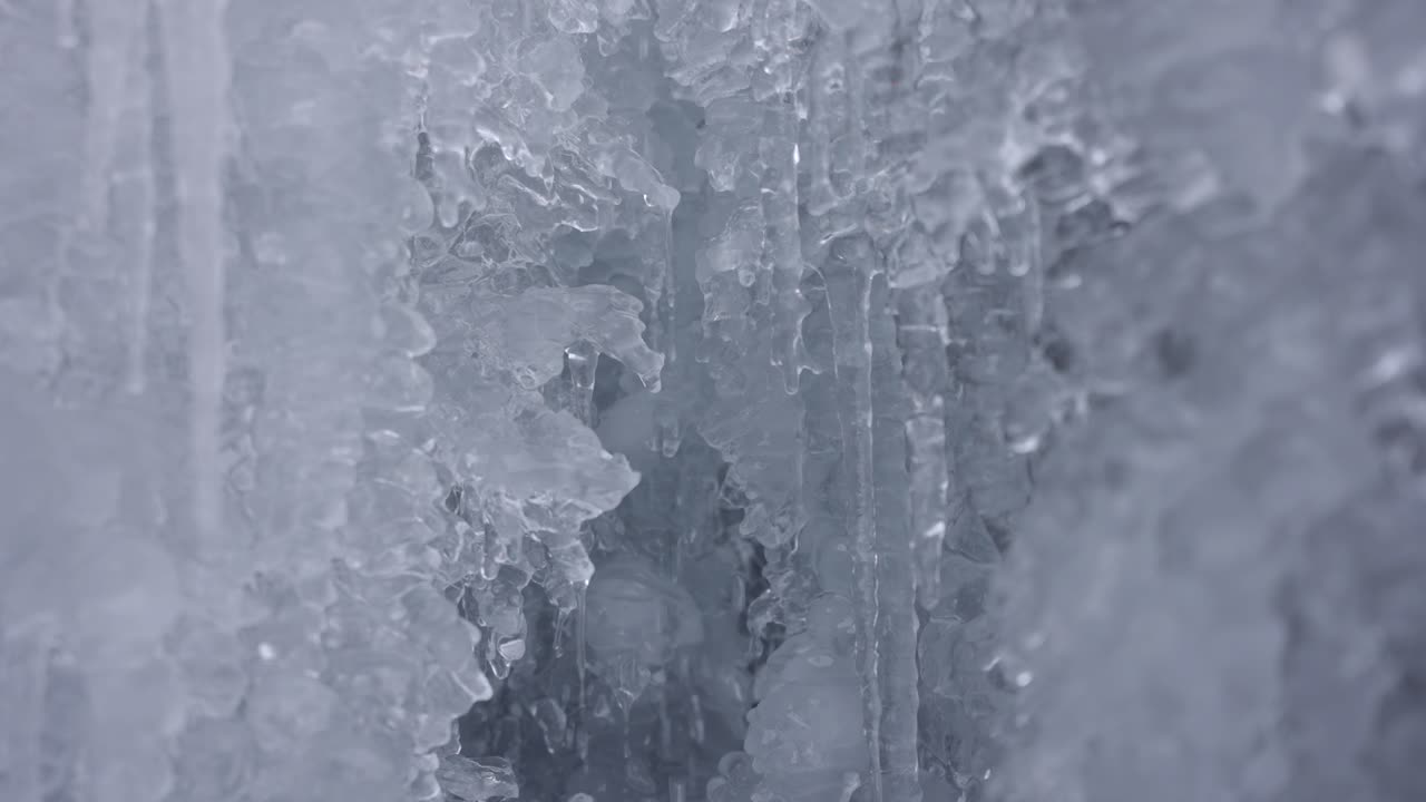 Nel freddo inverno, il fiume si ghiaccia e lunghi blocchi di ghiaccio pendono grondanti d'acqua