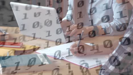 animación digital del procesamiento de datos de codificación binaria contra una persona que usa una computadora portátil