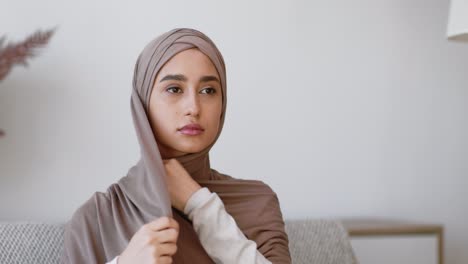 mujer ajustando su hijab
