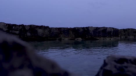 la orilla rocosa de una playa en mexico