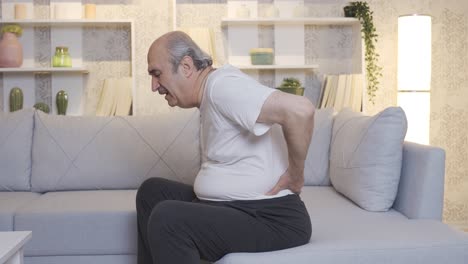 el viejo tiene dolor de espalda, hernia lumbar y dolor en las articulaciones.