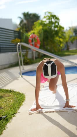 mujer trabajando al aire libre con auriculares vr cerca de la piscina