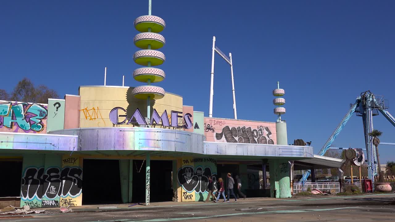 버려진 낙서로 뒤덮인 놀이 공원의 게임 아케이드는 으스스하고 유령이 나오는 이미지 1을 제공합니다.