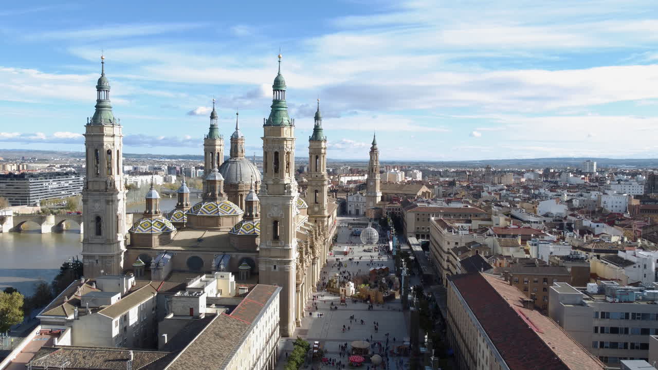 Vista aerea di Saragozza con la Cattedrale-Basilica di Nostra Signora del Pilar, Spagna