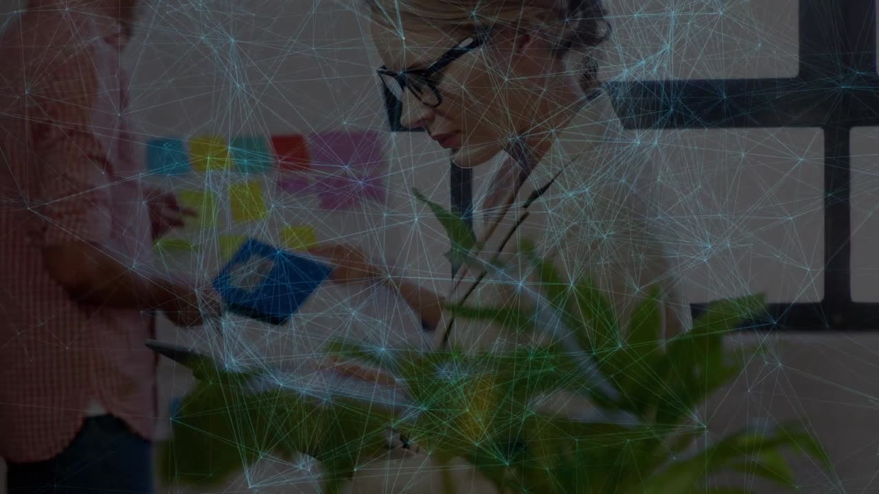 animación de la red de conexiones sobre la mujer de negocios caucásica en la oficina