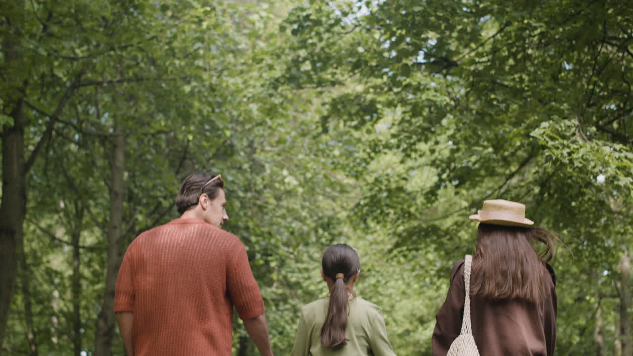 семья гуляет в парке