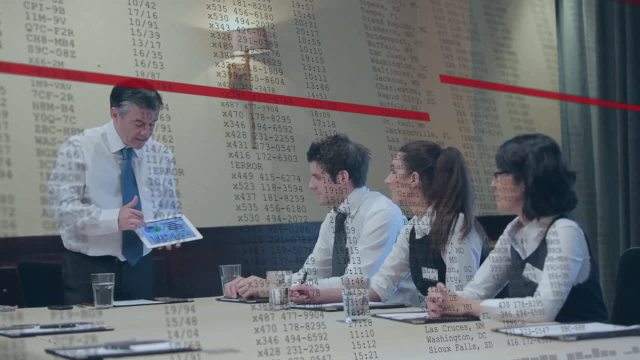 사무실에서 다양한 사업가들에 대한 금융 데이터 처리의 활성화