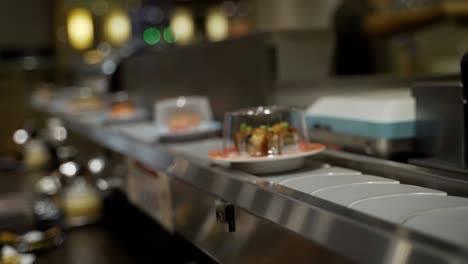 sushi y comida japonesa en la cinta transportadora