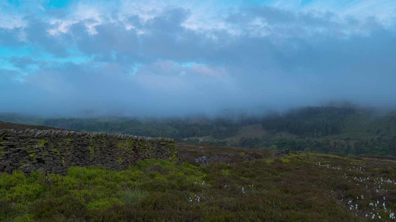 , 계곡, 돌 울타리 위를 날아다니는 구름의 놀라운 타임 스 비디오, 구름 위에 밝은 파란 하늘을 노출