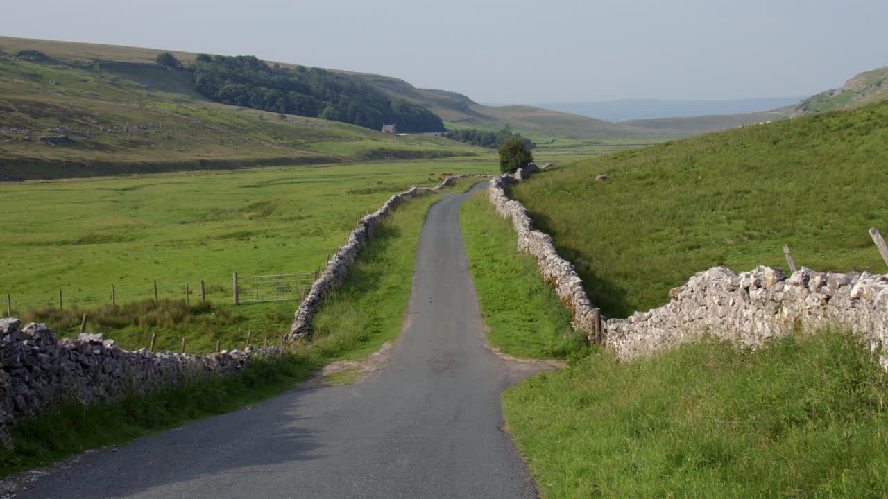 Campo lunghissimo dall'alto che guarda verso Whernside, landa desolata su Thornton Lane, nello Yorkshire del Nord, presso la grotta di Yordas