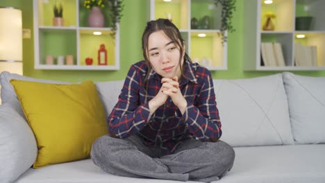 사려 깊은 아시아 십대 소녀의 초상화