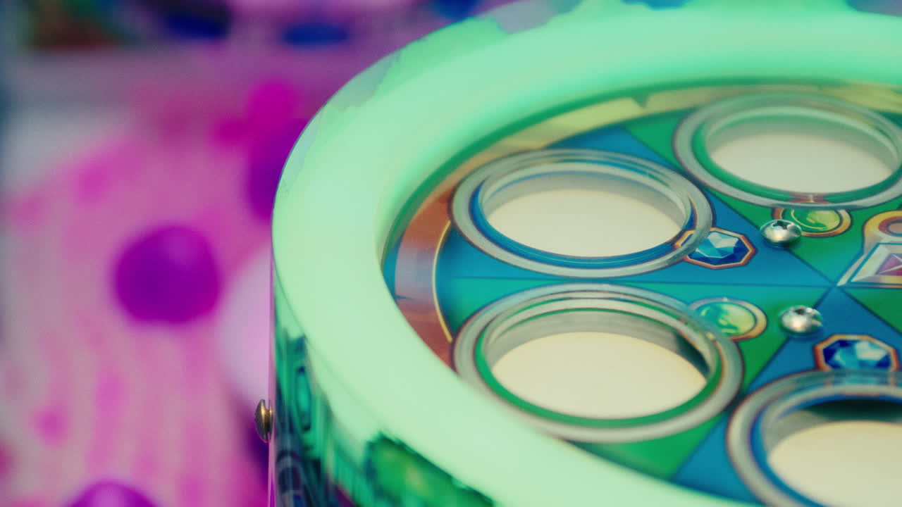 del mecanismo de la máquina de juego de mesa establecido placa girar esperando por la pelota de pinball