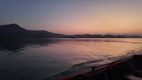 Sonnenuntergangskreuzfahrt,-Khao-Sok-Nationalpark,-Thailand