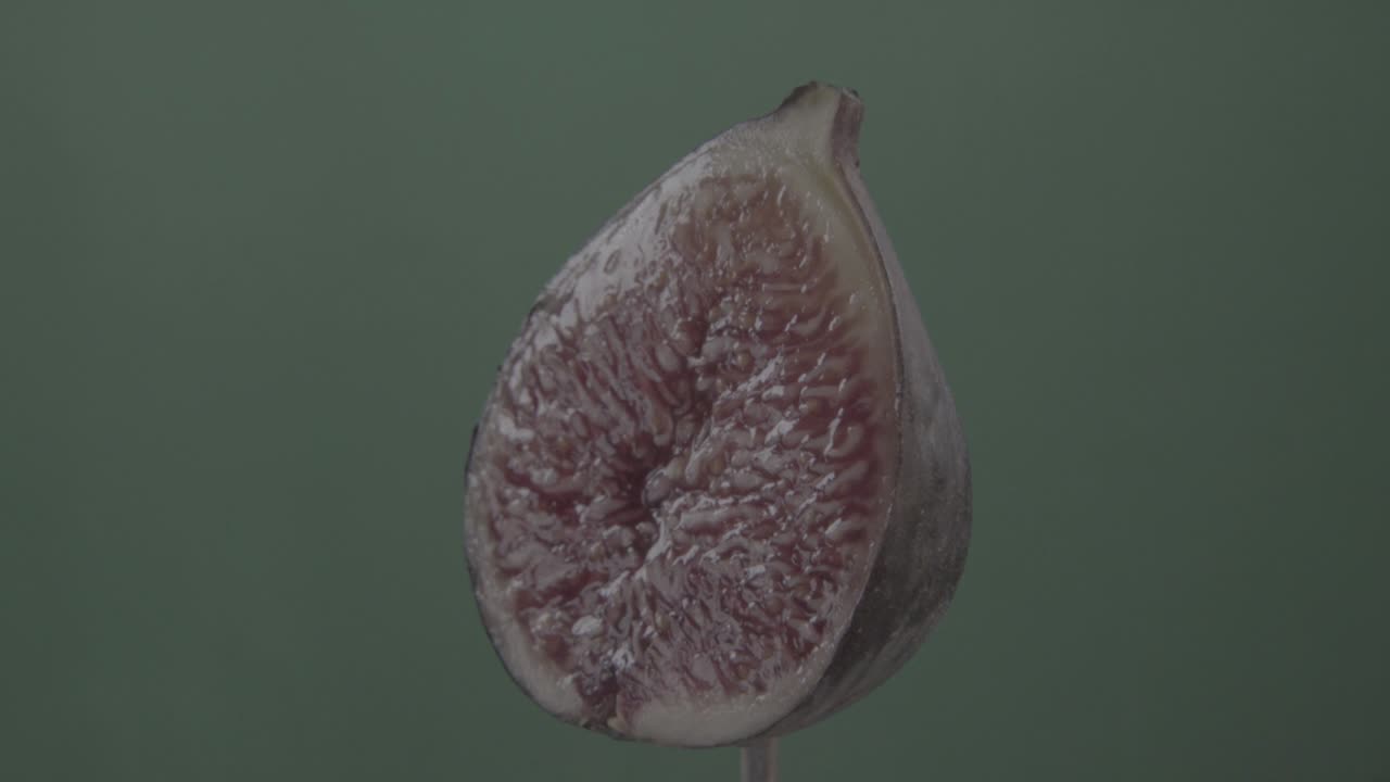 크로마 키를 위해 녹색 화면에 루프와 함께 회전하는 무화과