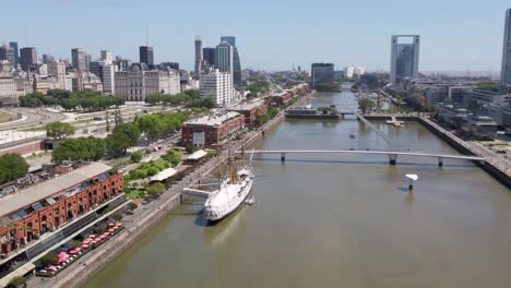 Toma-Aérea-De-Establecimiento-Volando-Sobre-Los-Muelles-De-Puerto-Madero-En-La-Ciudad-De-Buenos-Aires-Durante-El-Día