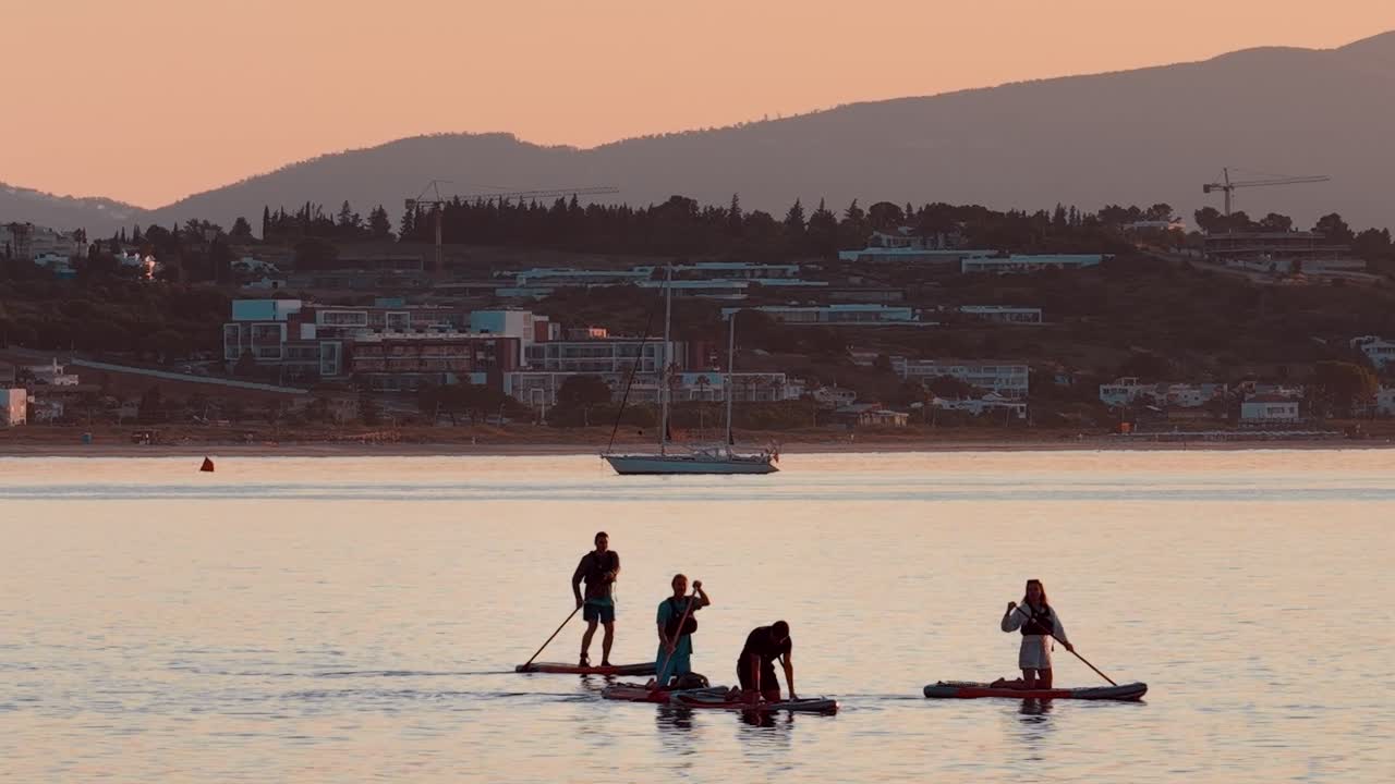Paddleboarding i solnedgangen ud for Portugals kyst