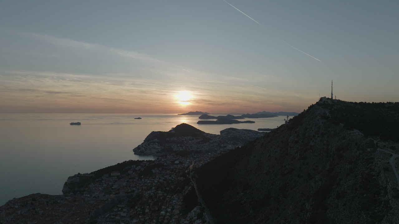 todavía 5k antena sobre el casco antiguo oscuro de dubrovnik a la sombra de la puesta de sol sobre el horizonte del océano en croacia