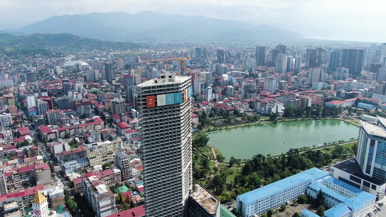 Vista panorâmica do horizonte da cidade de Batumi a partir de uma tomada de drone com panorâmica para a esquerda.