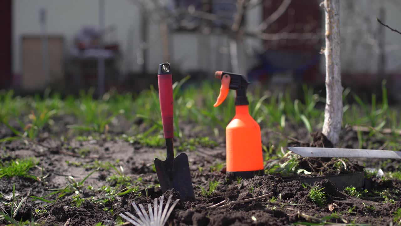 herramientas de jardín en el suelo, jardinería