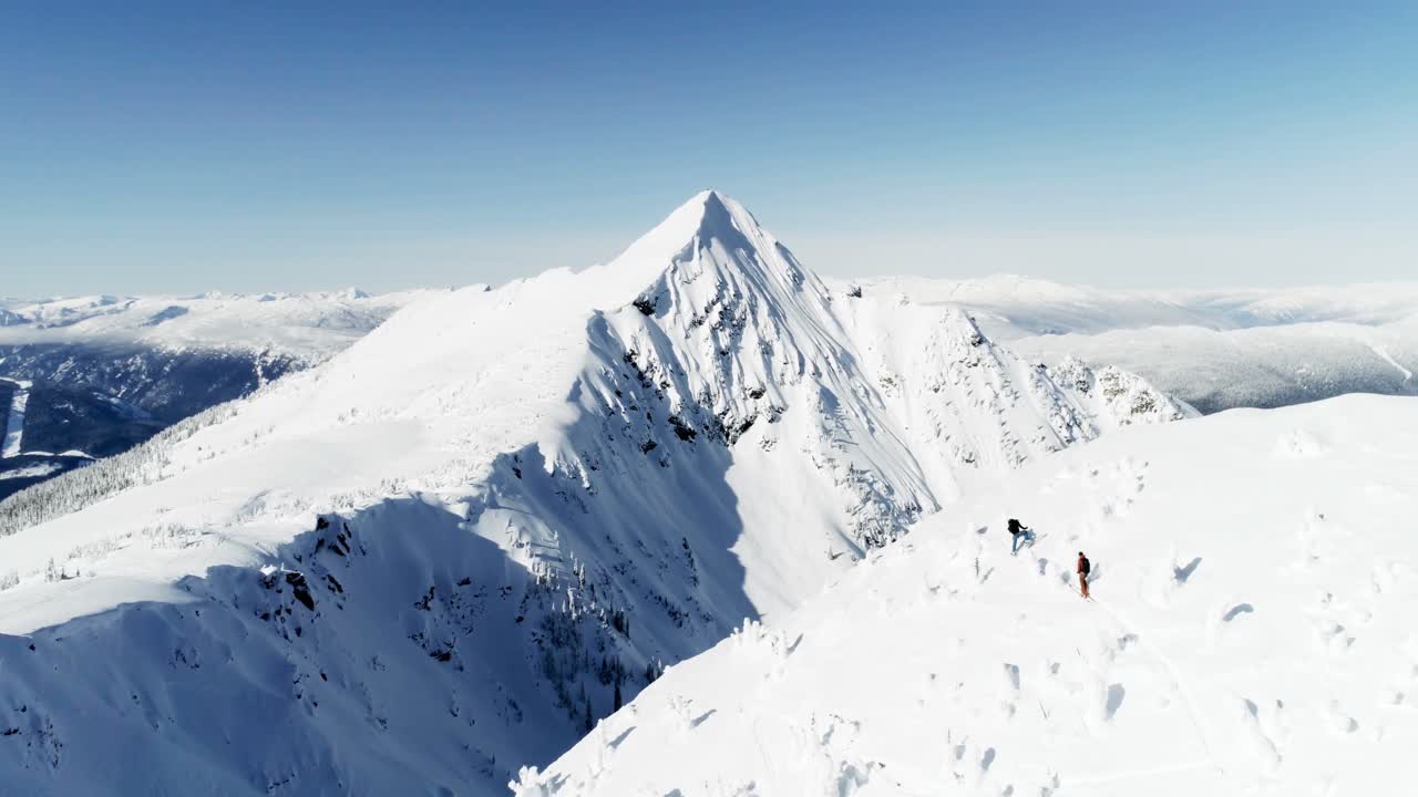 esquiadores caminando en una montaña cubierta de nieve 4k