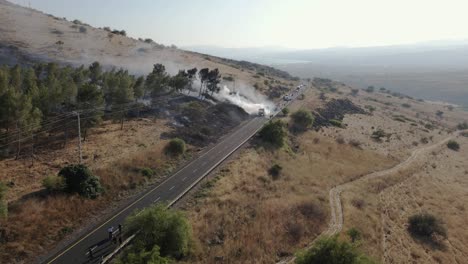 humo extremo de un autobús de pasajeros envuelto en llamas en la autopista, alejándose