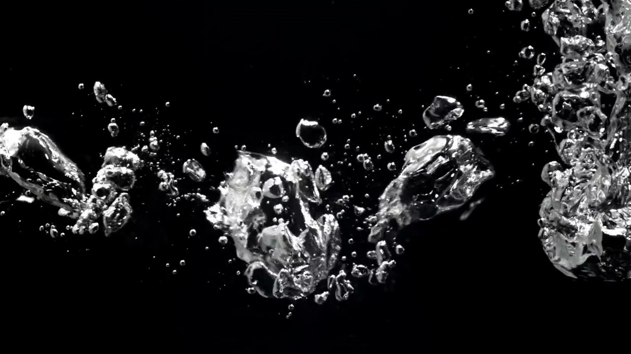 Klare vandbobler flyder i slowmotion mod sort baggrund