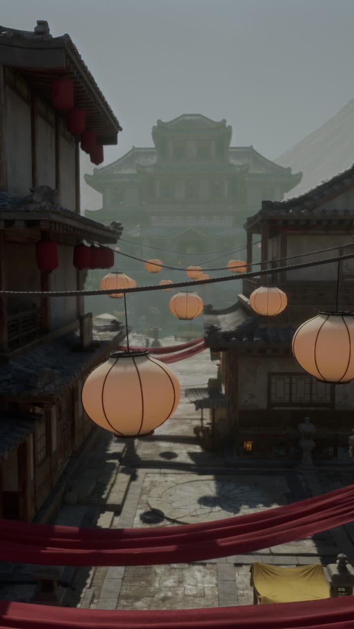 Une rue brumeuse dans une ville chinoise avec des lanternes traditionnelles suspendues aux bâtiments