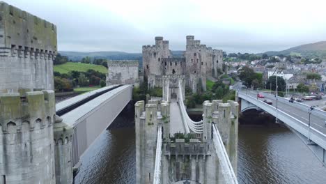 Castillo-De-Conwy-Puente-Ferroviario-Suspensión-Construcción-Ingeniería-Arquitectura-Vista-Aérea-Tiro-Inverso-Descendente