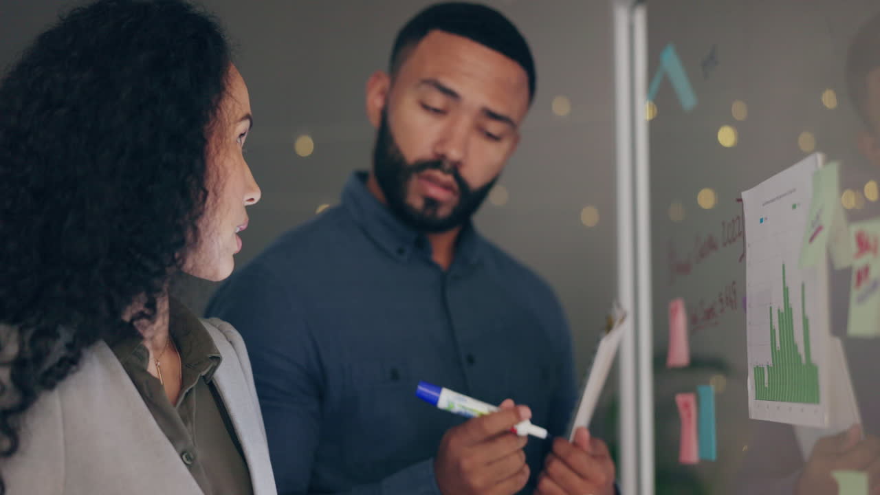 tableta, lluvia de ideas o gente de negocios escribiendo