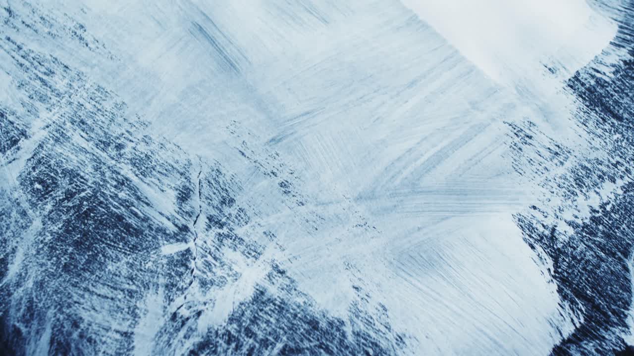 primo piano di forme di vernice bianca su sfondo nero con spazio di copia, rallentamento