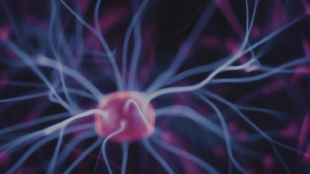 descarga eléctrica de bola de plasma en mezcla de gas nitrógeno helio dentro de esfera de vacío de vidrio primer plano